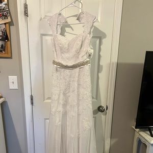Brand new wedding dress size 4